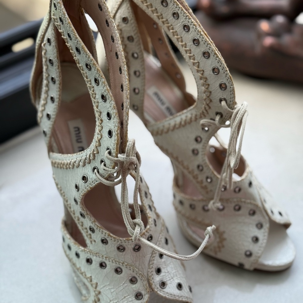 Miu Miu Calzature Crackle talco high heels sandals